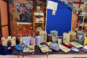 Weihnachtsmarkt 2024_5 ©StitchWeaveSmile Auslage einer Weihnachtsmarkthütte