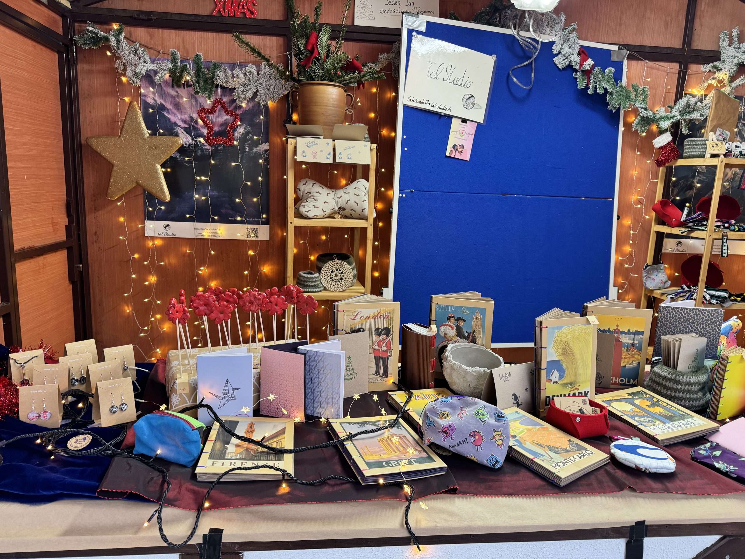 Weihnachtsmarkt 2024_5 ©StitchWeaveSmile Auslage einer Weihnachtsmarkthütte