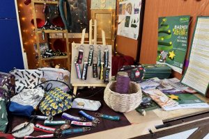 StitchWeaveSmile Tal Hütte 2024_8 @StitchWeaveSmile Auslage eines Weihnachtsmarktstandesmit Taschen, Korb, Schlüsselbändern