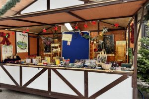 Weihnachtsmarkt 2024_1 ©StitchWeaveSmile Weihnachtsmarkthütte mit handgemachten Gegenständen