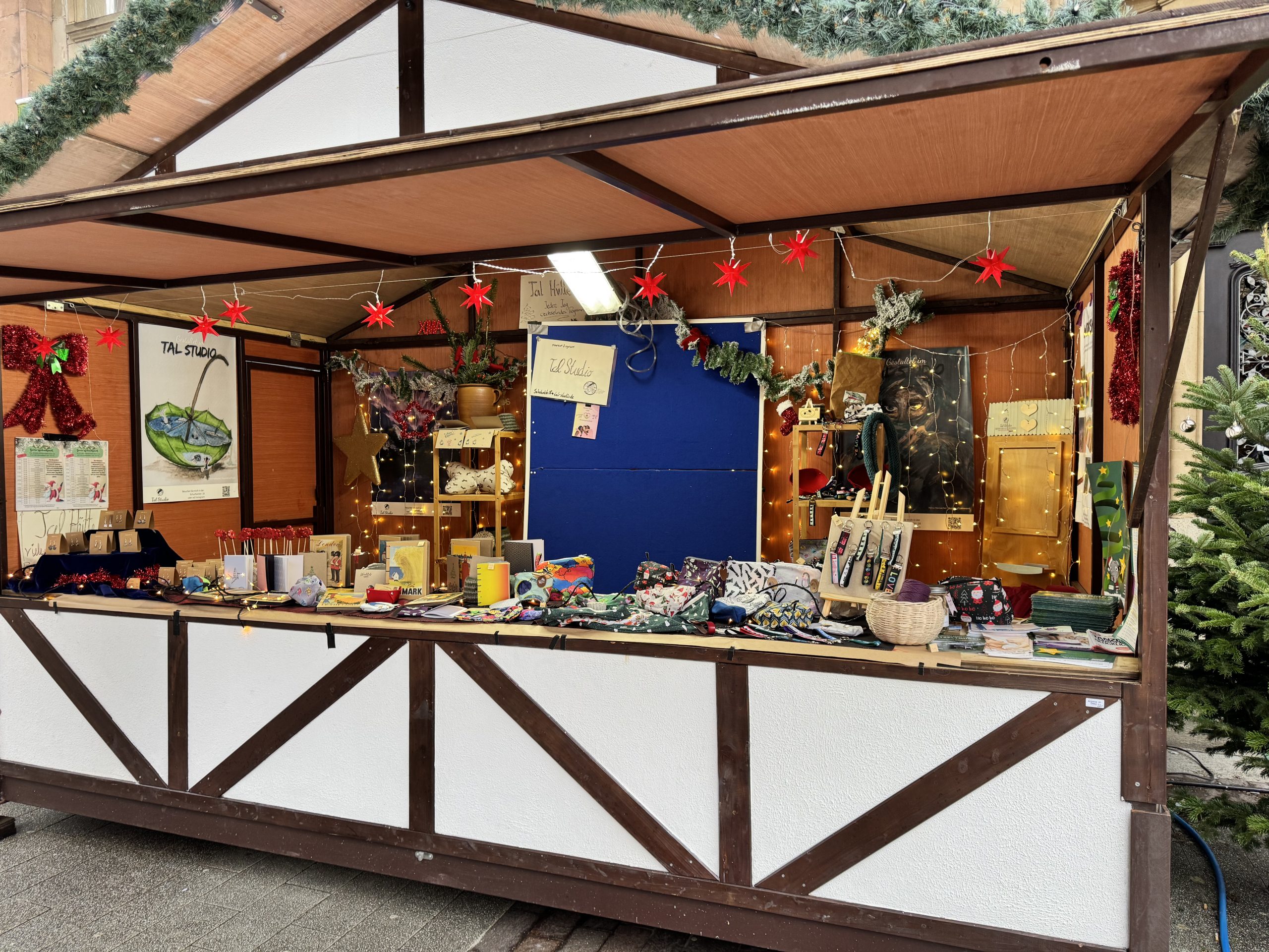 Weihnachtsmarkthütte mit handgemachten Gegenständen