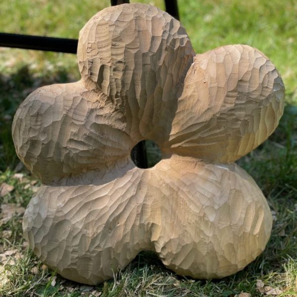 Große Blume aus Lindenholz