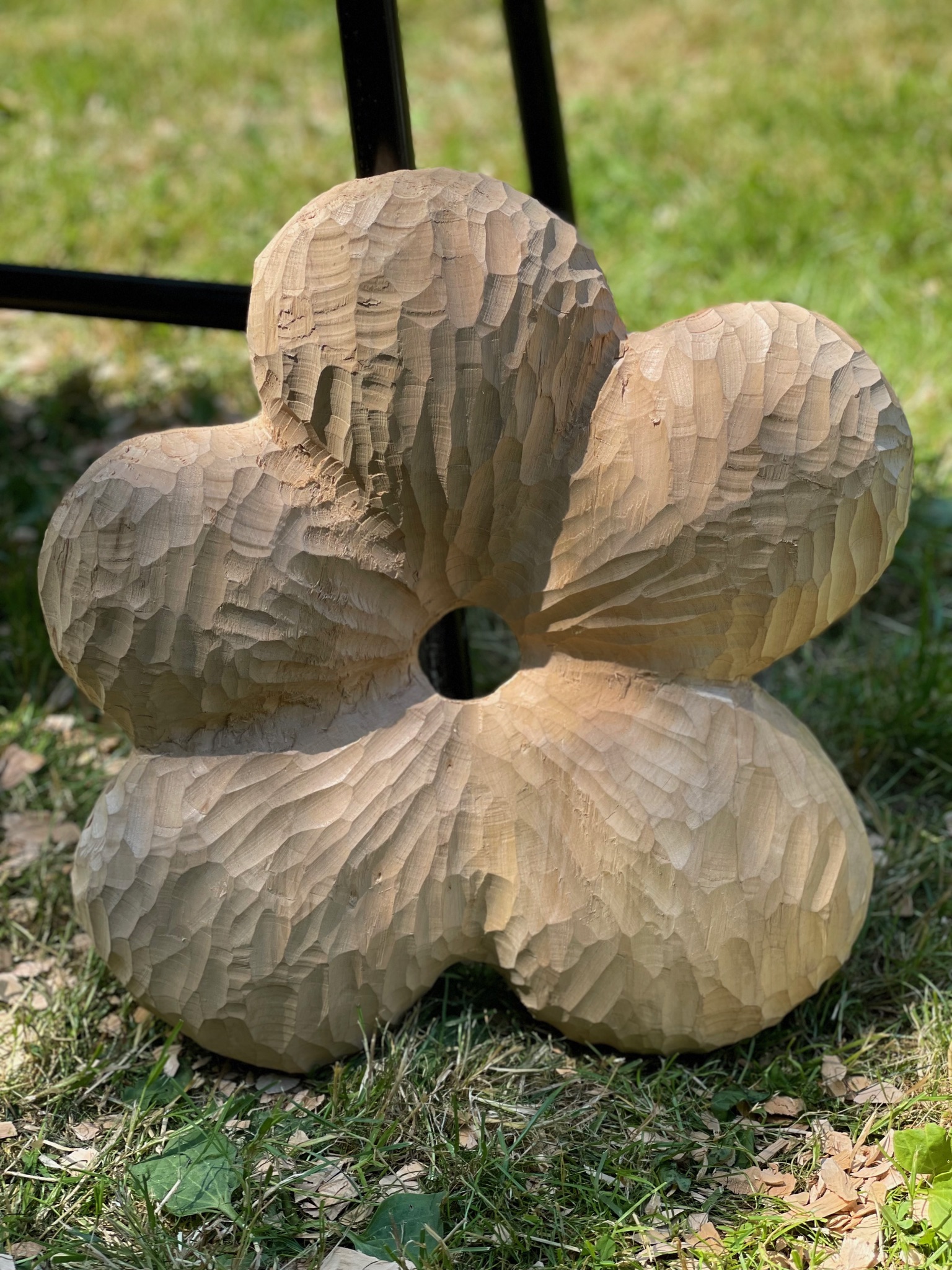 Große Blume aus Lindenholz