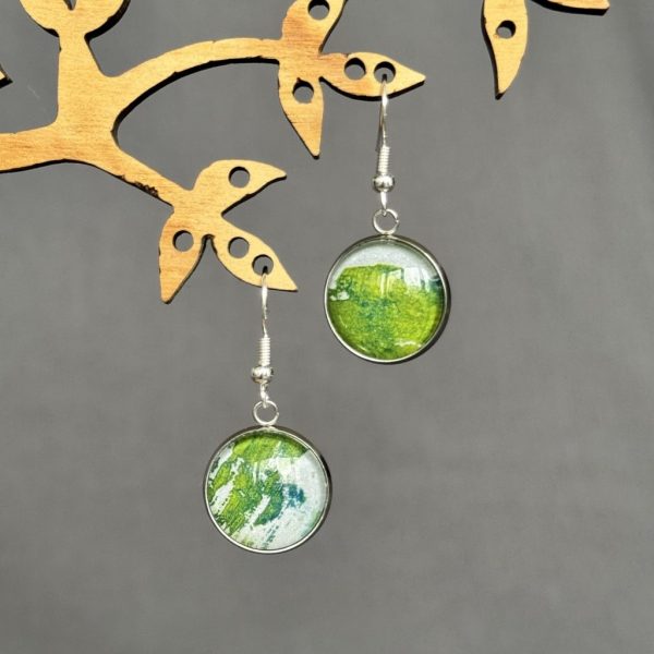 Ohrringe grün / weiß hinter Glas-Cabochons, , Muster handgedruckt.