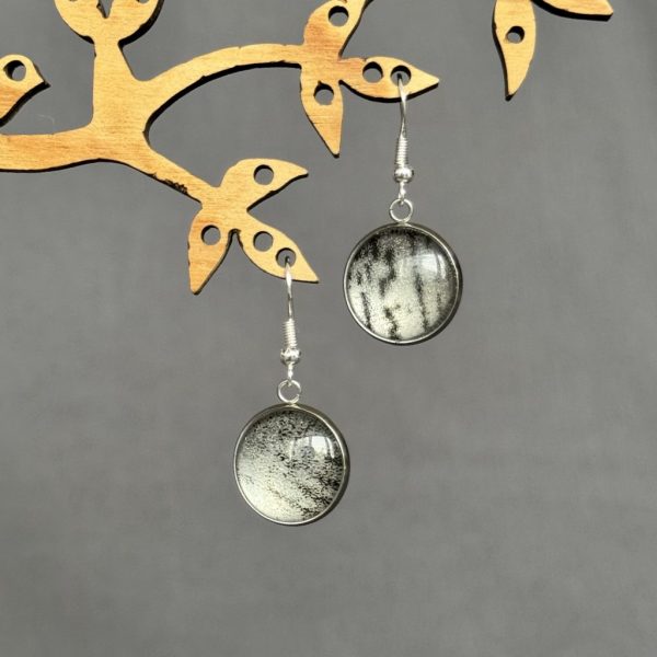 Ohrringe schwarz / weiß hinter Glas-Cabochons, , Muster handgedruckt.