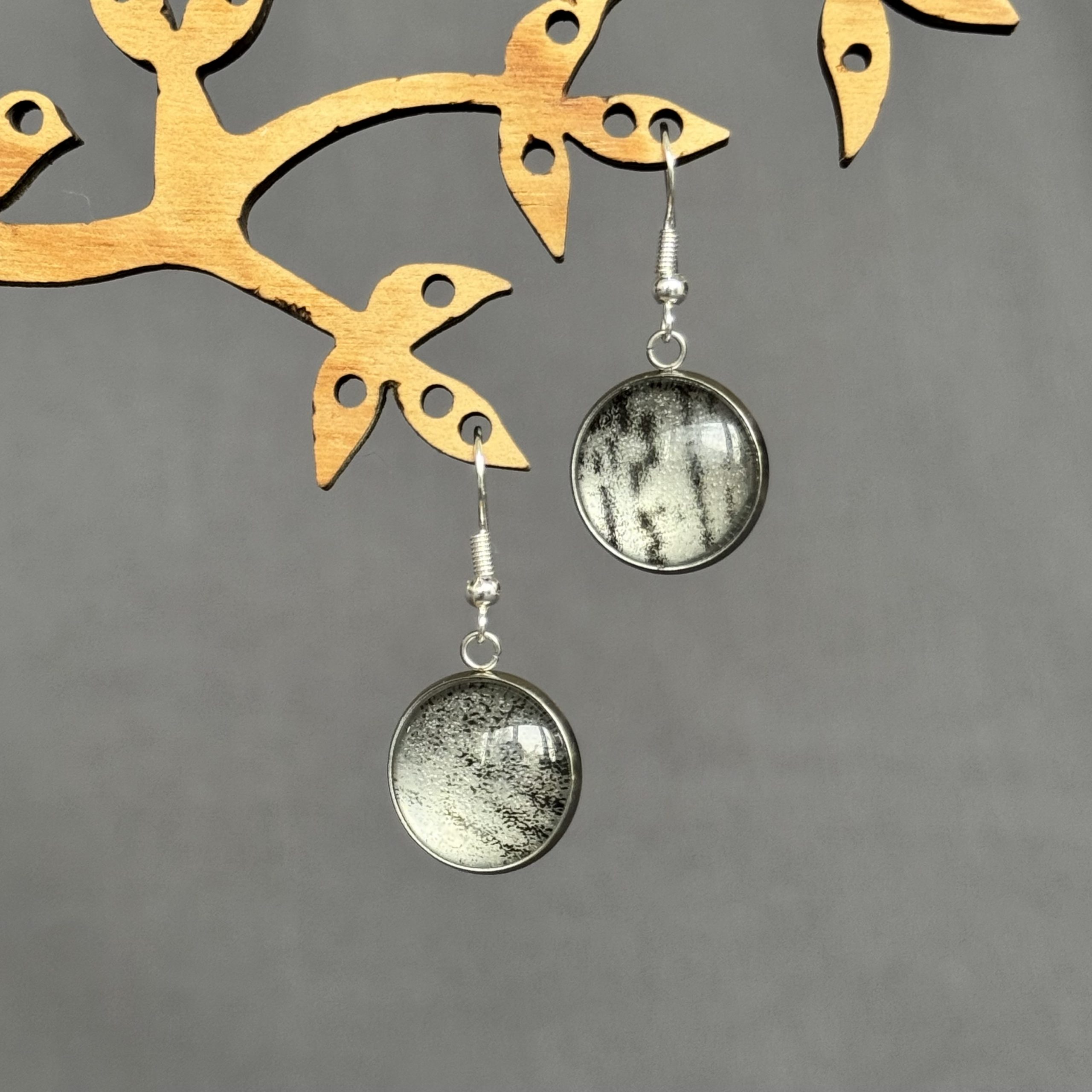 Ohrringe schwarz / weiß hinter Glas-Cabochons, , Muster handgedruckt.