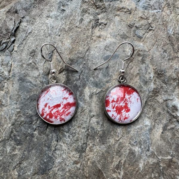 Ohrringe rot / weiß hinter Glas-Cabochons, Muster handgedruckt.