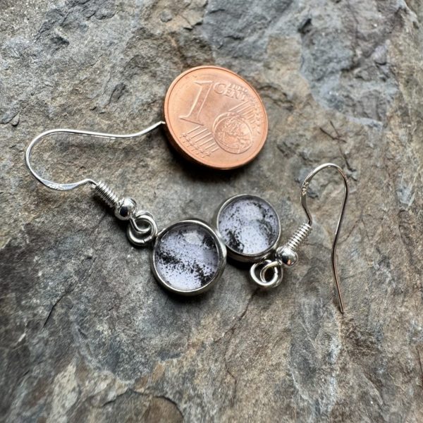 Ohrringe schwarz / weiß hinter Glas-Cabochons, Muster handgedruckt.
