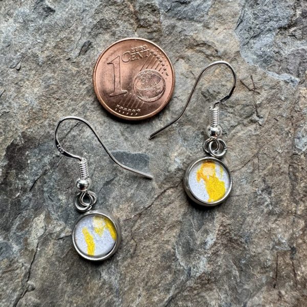 Ohrringe gelb / weiß hinter Glas-Cabochons, Muster handgedruckt.