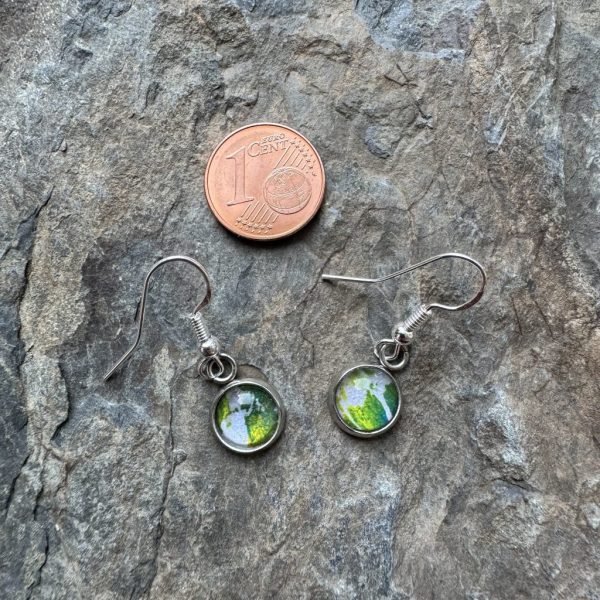 Ohrringe grün / weiß hinter Glas-Cabochons, Muster handgedruckt.
