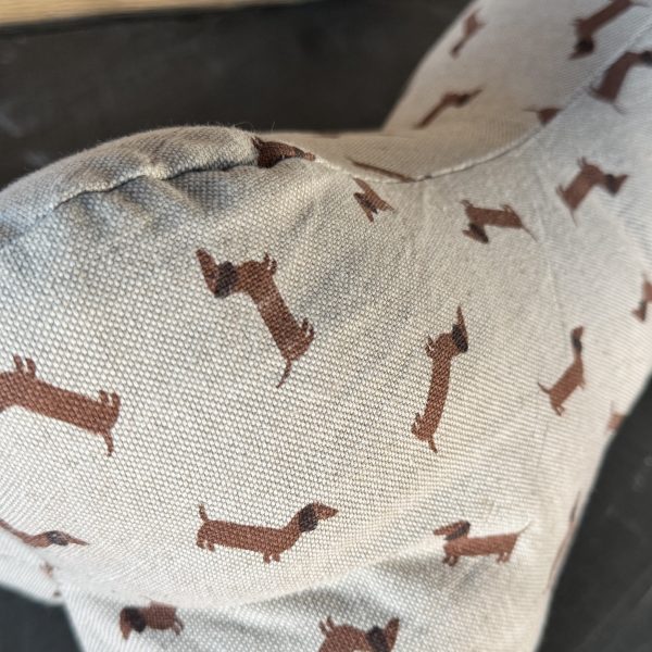 Leseknochen aus Baumwollstoff mit Dackelmotiv – Bild 2