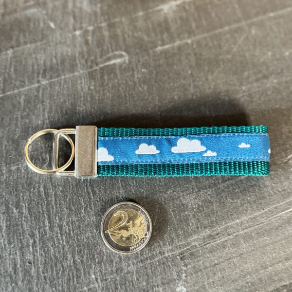 Schlüsselband "Weiße Wolken auf petrol", Gurtband grün, ca. 12 cm, inkl. Schlüsselring silber @StitchWeaveSmil