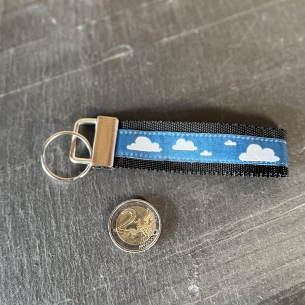 Schlüsselband "Weiße Wolken auf petrol", Gurtband schwarz, ca. 12 cm, inkl. Schlüsselring silber