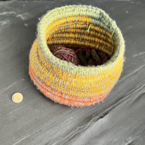 Mittelgroßer, runder Korb aus mit Wolle umhäkeltem Seil, ideal für die Aufbewahrung von Strick- und Häkelzeug. Farbe: orange / gelb / grün @StitchWeaveSmile Mittelgroßer, runder Korb aus mit Wolle umhäkeltem Seil, ideal für die Aufbewahrung von Strick- und Häkelzeug. Farbe: orange / gelb / grün