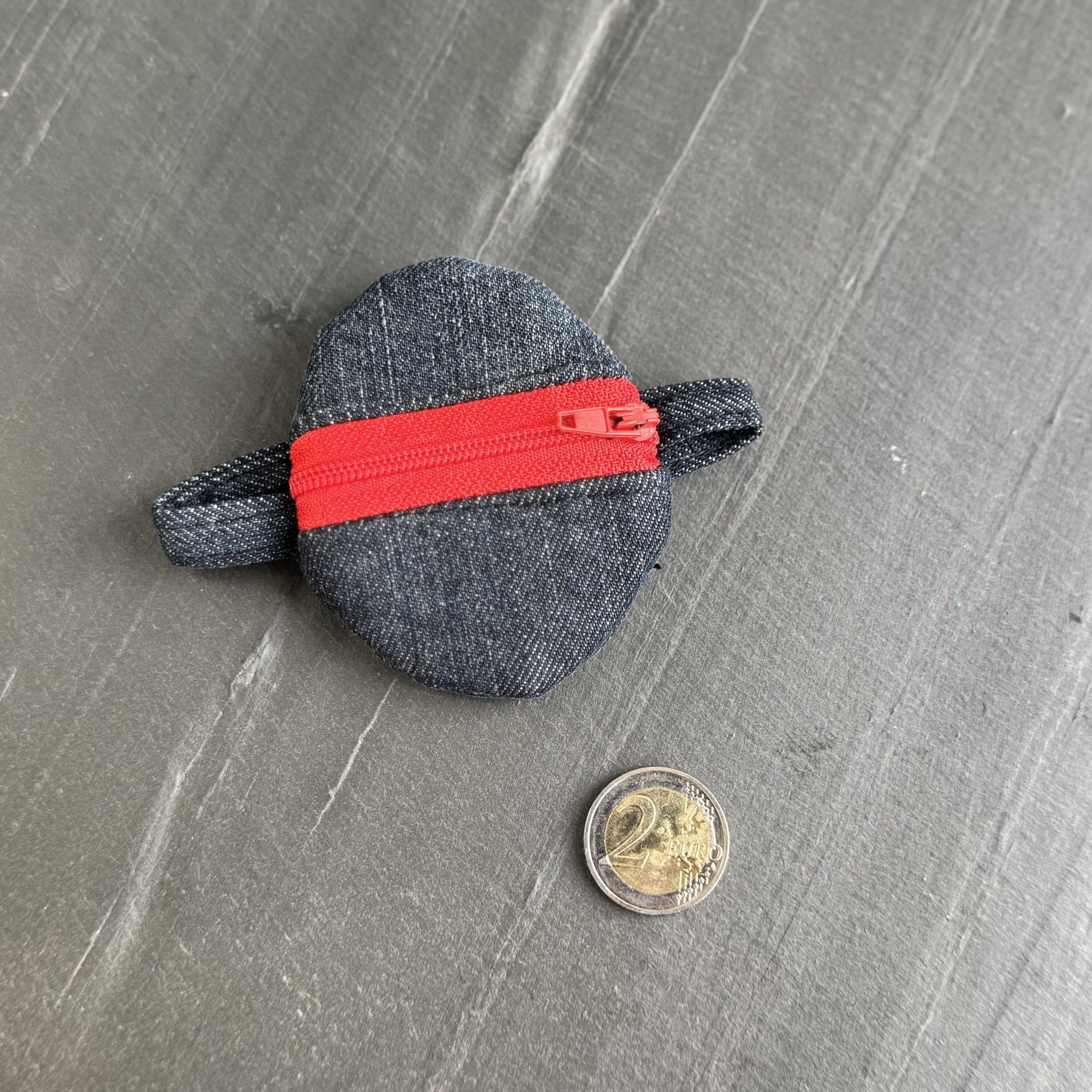 Schlüsseltasche aus Vintage Jeans mit rotem Reißverschluss