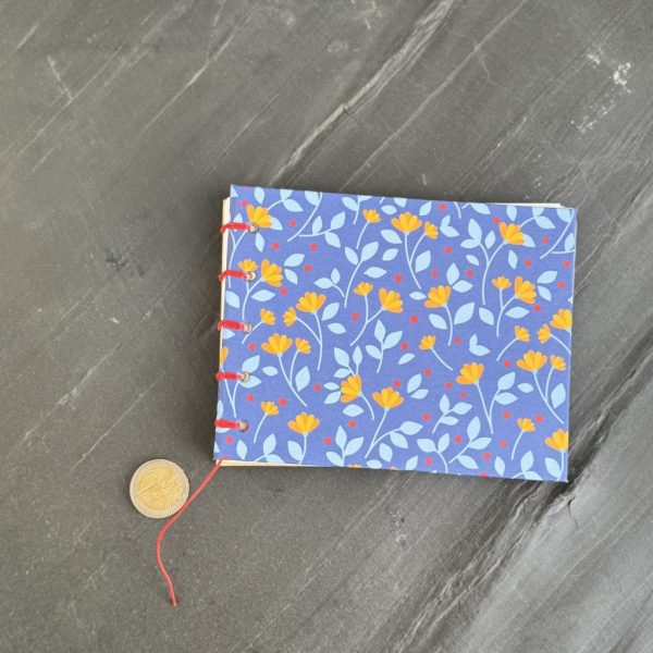 Notizbuch DIN A6 quer mit Motiv Blumen auf blau