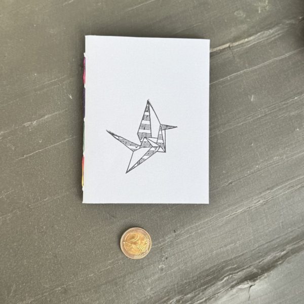 Notizheft DIN A6 mit Motiv "Origami Kranich auf blauem Grund"