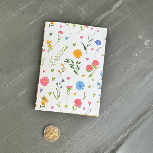Notizheft DIN A6 mit Motiv "Frühlingsblumen auf weißem Grund"