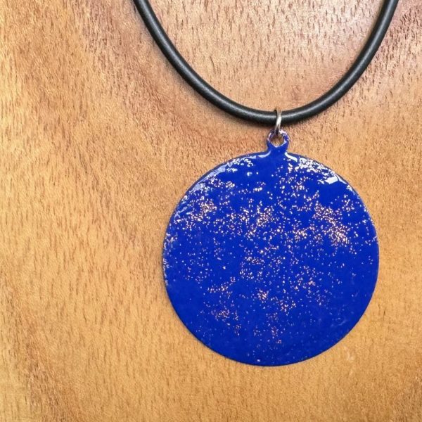 Kette mit Anhänger aus emailliertem Kupfer "Scheibe"
