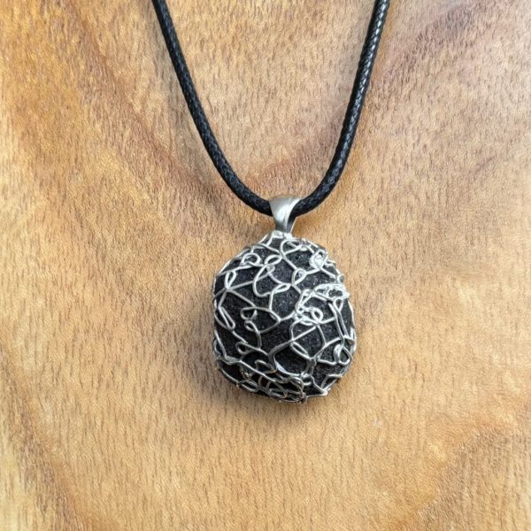 Kette mit Lavabrocken, umspritzt mit Silver Clay