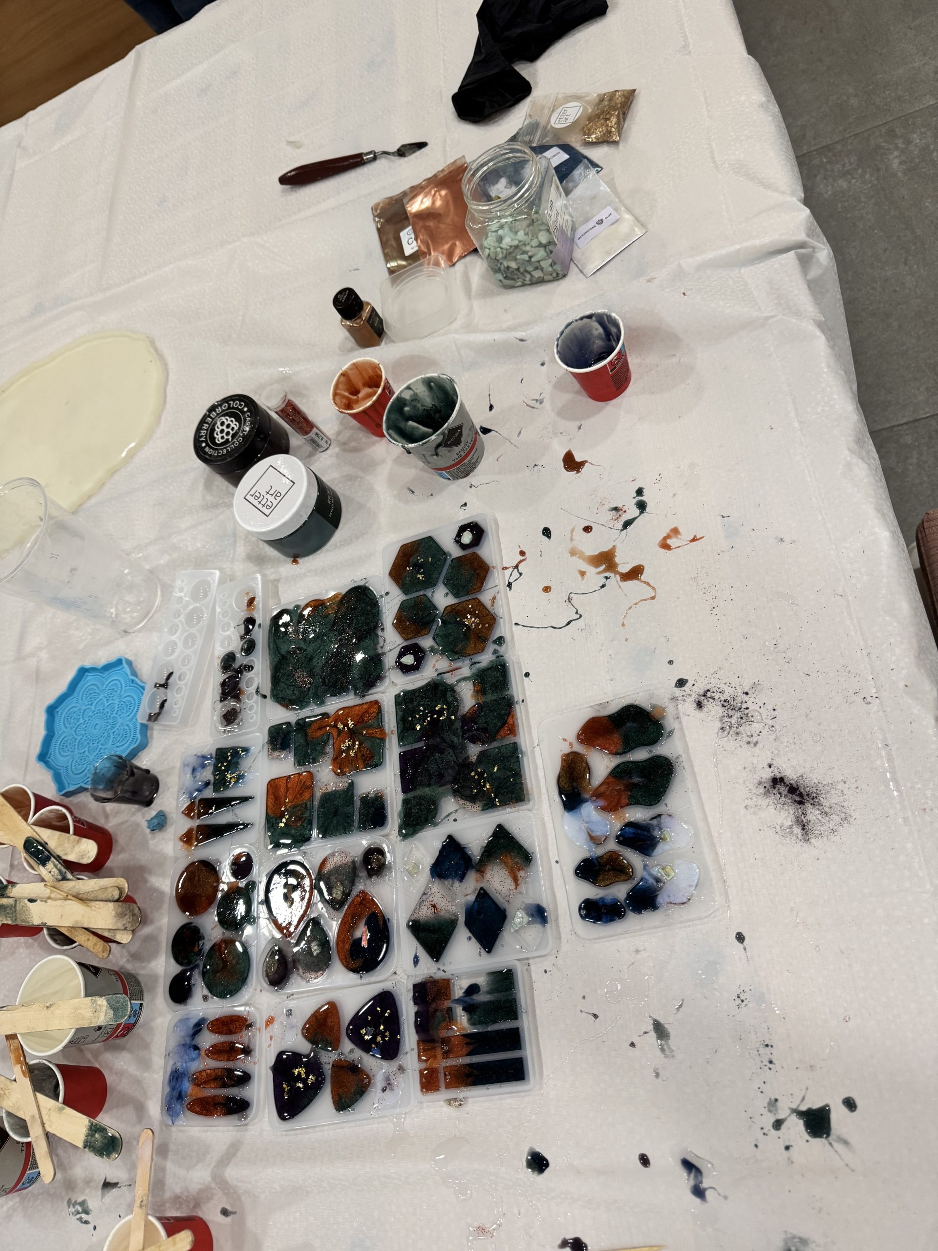 Arbeitstisch mit Resin in Silikonformen für Ohrringe