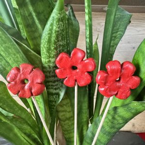 Handgefertigter Blumenstecker "Blume", rot, Durchmesser ca. 4-5cm_001 @StitchWeaveSmile Handgefertigter Blumenstecker "Blume", rot, Durchmesser ca. 4-5cm