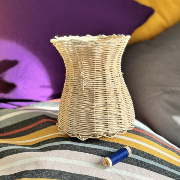 Korbvase aus Peddigrohr
