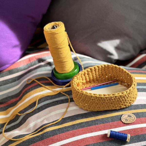 Kleiner gehäkelter Filzkorb aus gelber Wolle mit Holzboden, ideal für die Aufbewahrung von Kleinkram und Stiften. Farbe: grün / grau