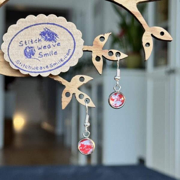 Ohrringe rot / weiß hinter Glas-Cabochons, Muster handgedruckt.