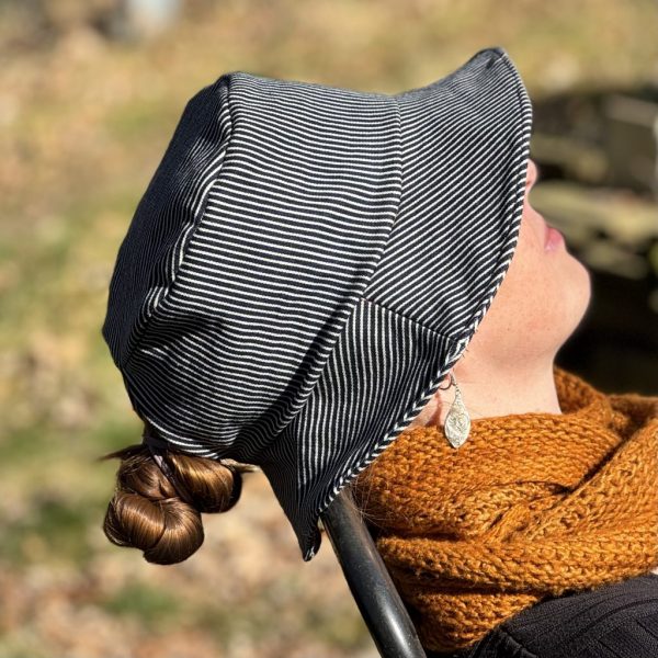 Wende-Sonnenhut aus blau-weiß gestreiftem Denim, mit Zopfloch