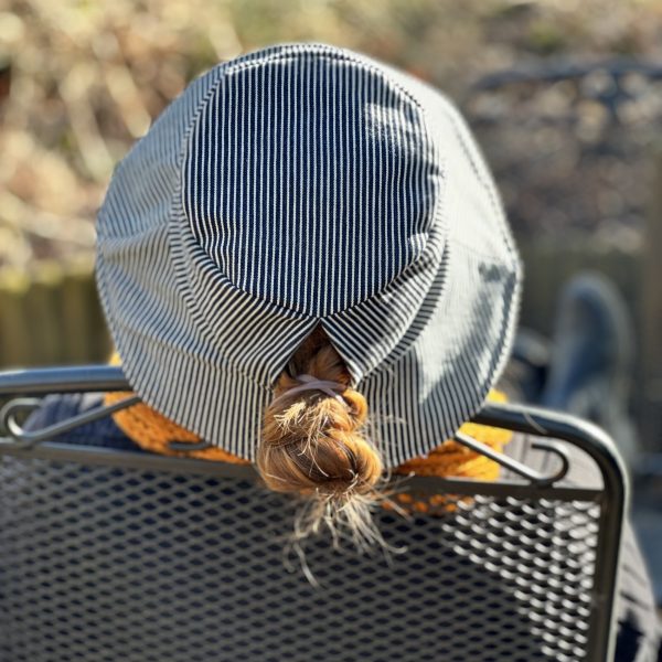 Wende-Sonnenhut aus blau-weiß gestreiftem Denim, mit Zopfloch – Bild 3
