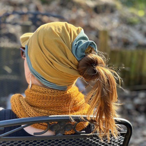Schirmbeanie mit Zopfloch