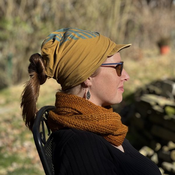 Schirmbeanie mit Zopfloch – Bild 2