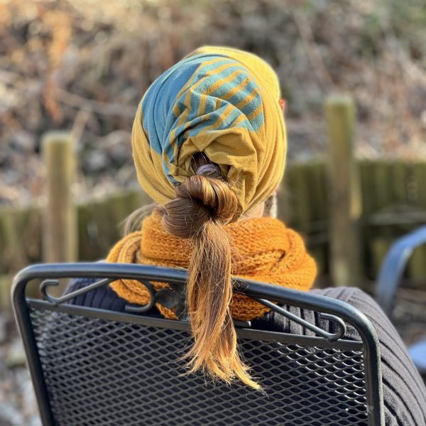 Schirmbeanie mit Zopfloch