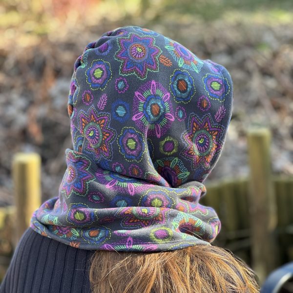 Kapuzenschal - Loop-Schal mit Kapuze, mit Blumenmuster – Bild 2