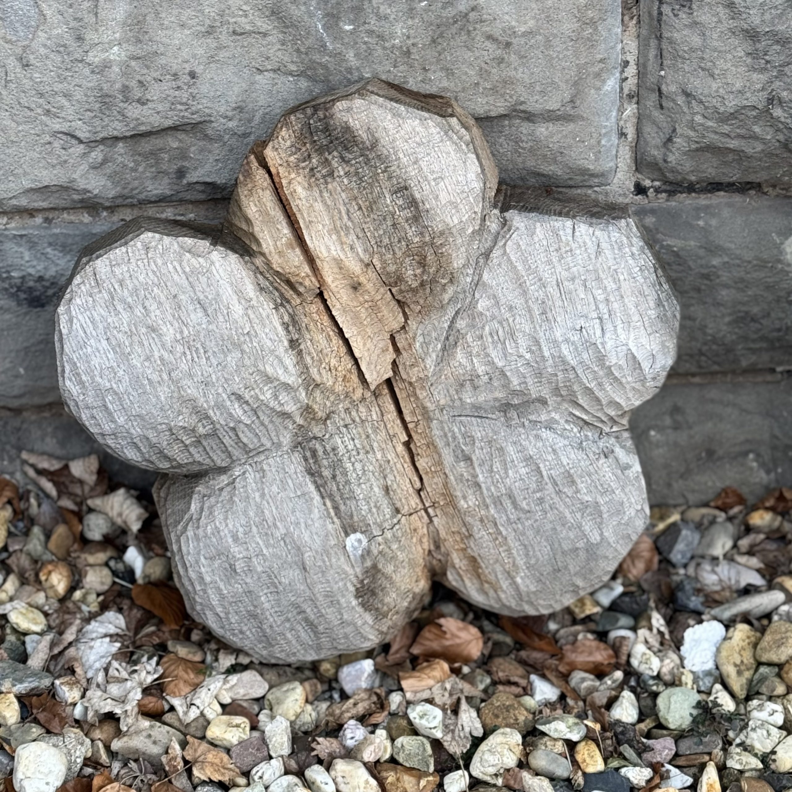 Große Blume aus Eichenholz