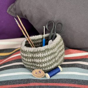 Filzkorb aus gehäkelter Wolle, ideal für die Aufbewahrung von Kleinkram und Stiften. Farbe: grün / grau_006 @StitchWeaveSmile Filzkorb aus gehäkelter Wolle, ideal für die Aufbewahrung von Kleinkram und Stiften. Farbe: grün / grau