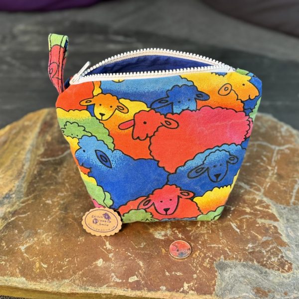 Reißverschlusstasche mit Motiv Regenbogen-Schafe