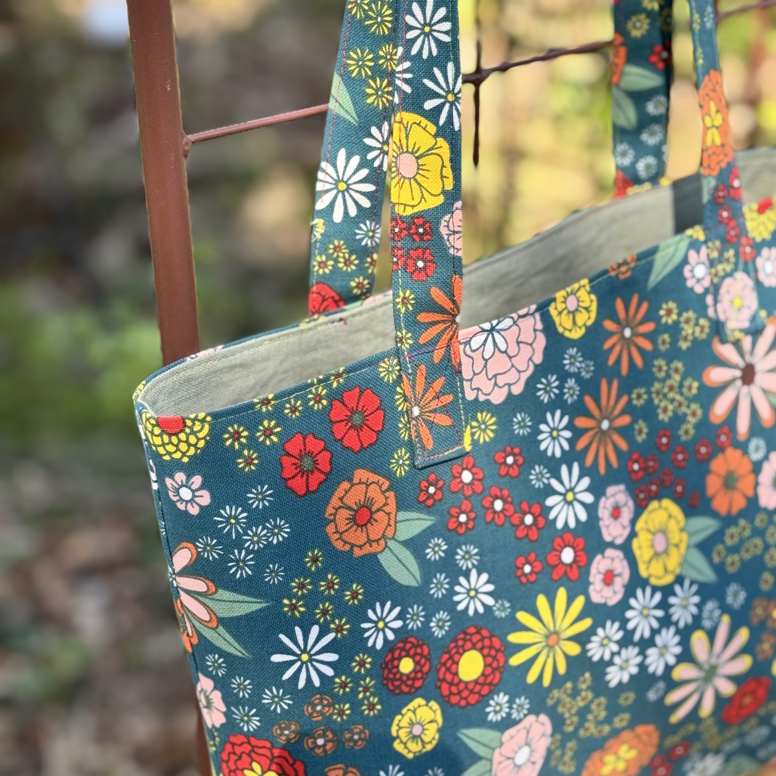 Wende-Umhängetasche mit Blumenmuster