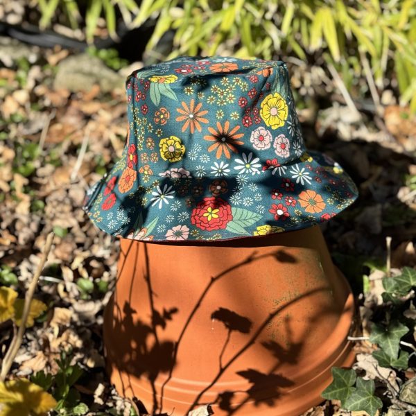 Wende-Sonnenhut aus beschichteter Baumwolle mit Blumenmuster, mit Zopfloch – Bild 6