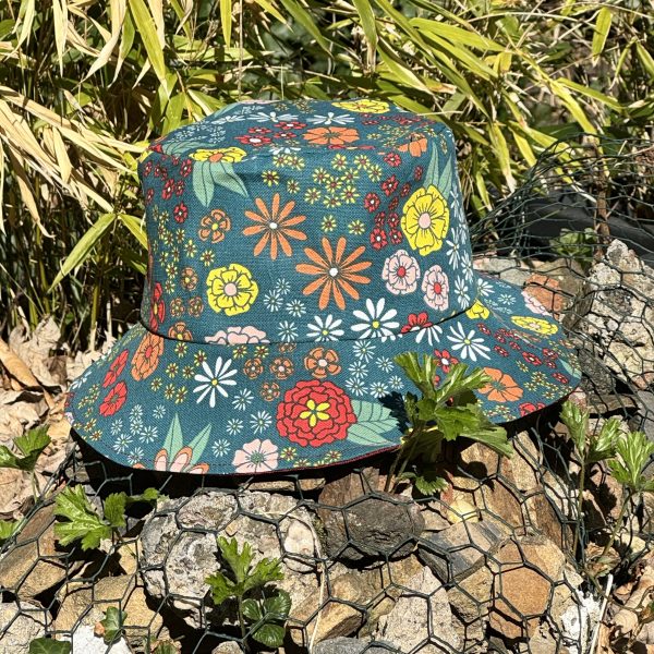 Wende-Sonnenhut aus beschichteter Baumwolle mit Blumenmuster, mit Zopfloch – Bild 5