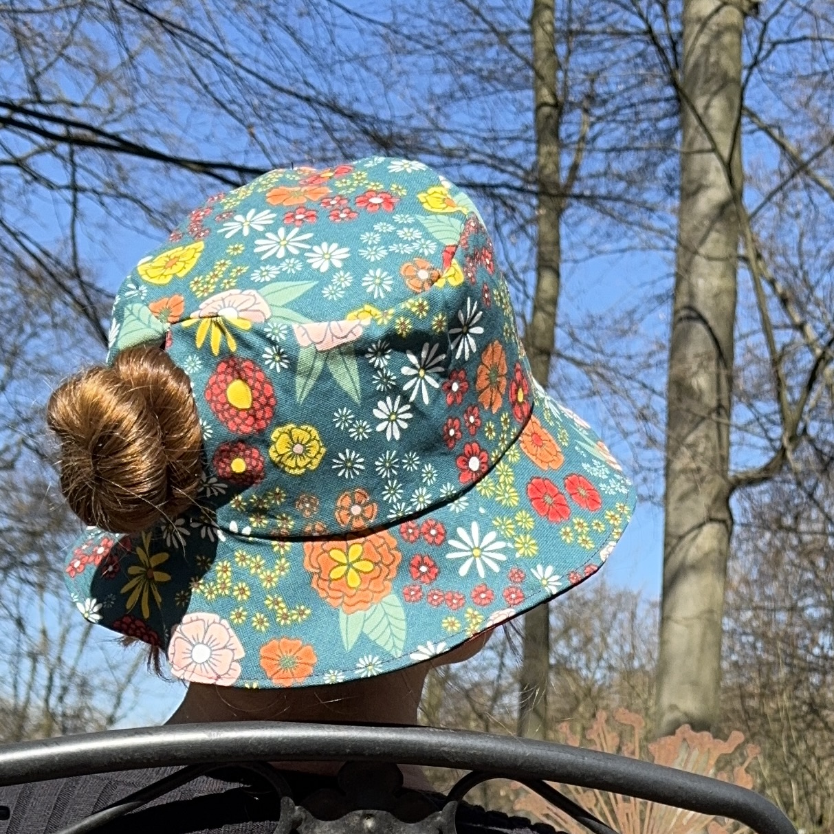 Wende-Sonnenhut aus beschichteter Baumwolle mit Blumenmuster, mit Zopfloch