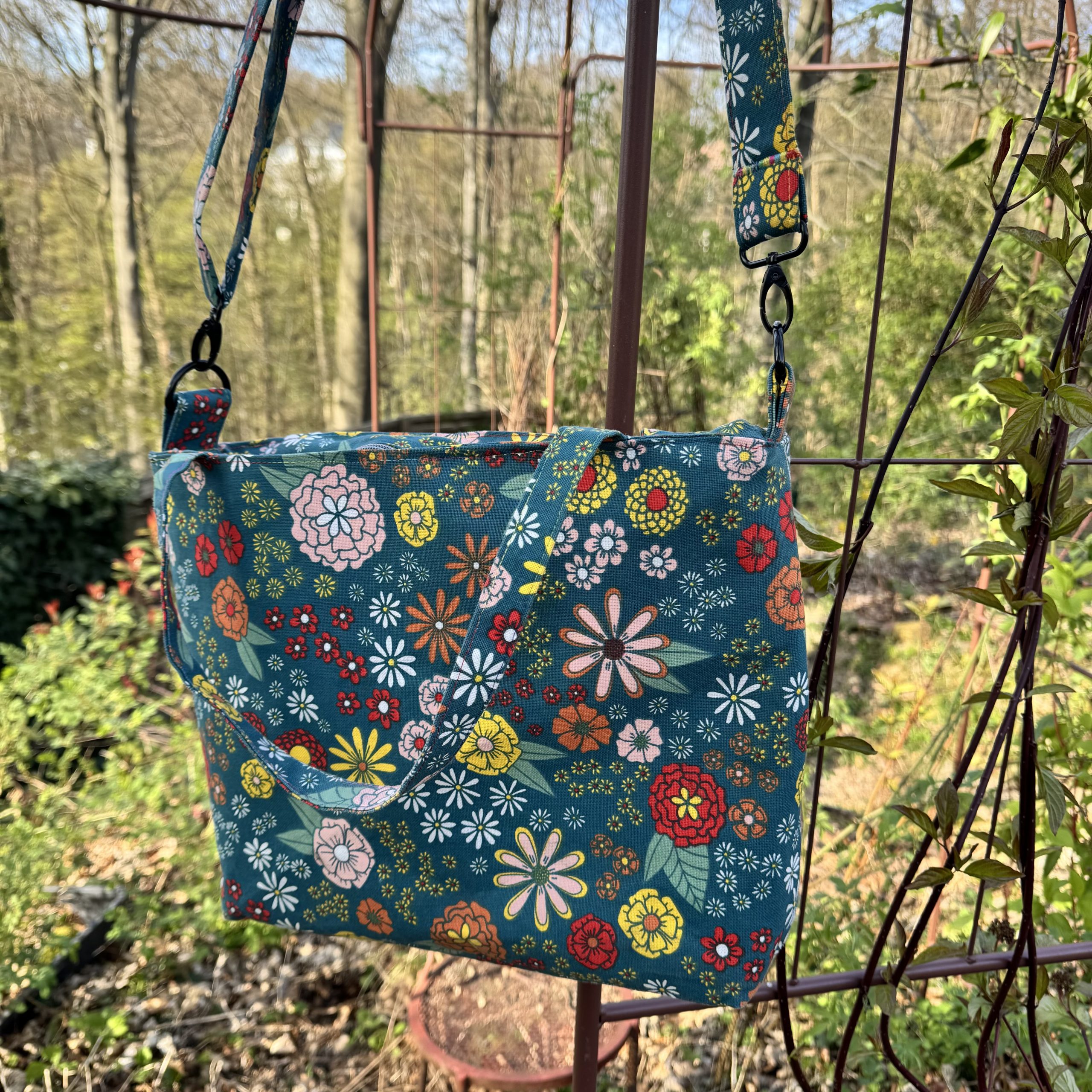 Wende-Umhängetasche aus beschichteter Baumwolle mit Blumenmuster, Innenfutter grün