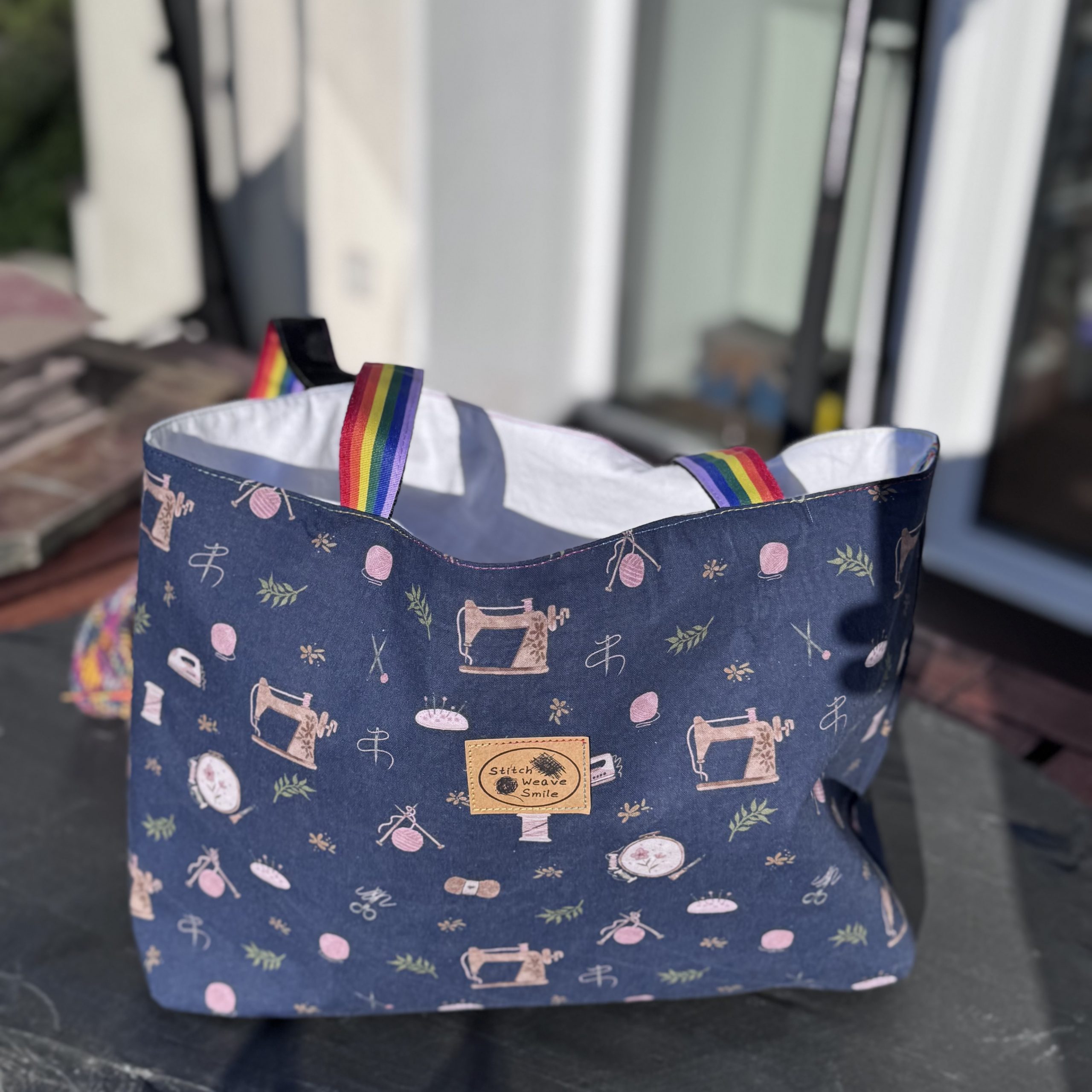 Wende-Umhängetasche aus Baumwoll-Canvas, Baumwollstoff, Motiv "Nähutensilien" / weiß, Henkel Rainbow