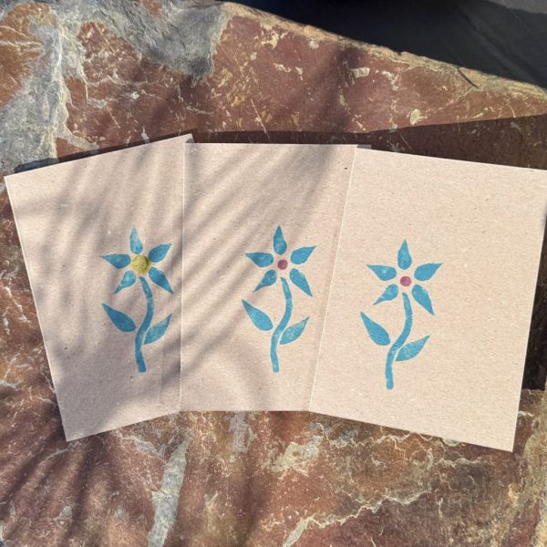 Grußkarte "Blume (blau)", gestempelt auf Kraftpapier