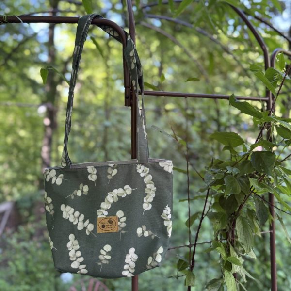 Wende-Umhängetasche aus Baumwoll-Canvas, Leinen, Motiv "Eukalyptus", Futter grau, Henkel in Stoffmuster