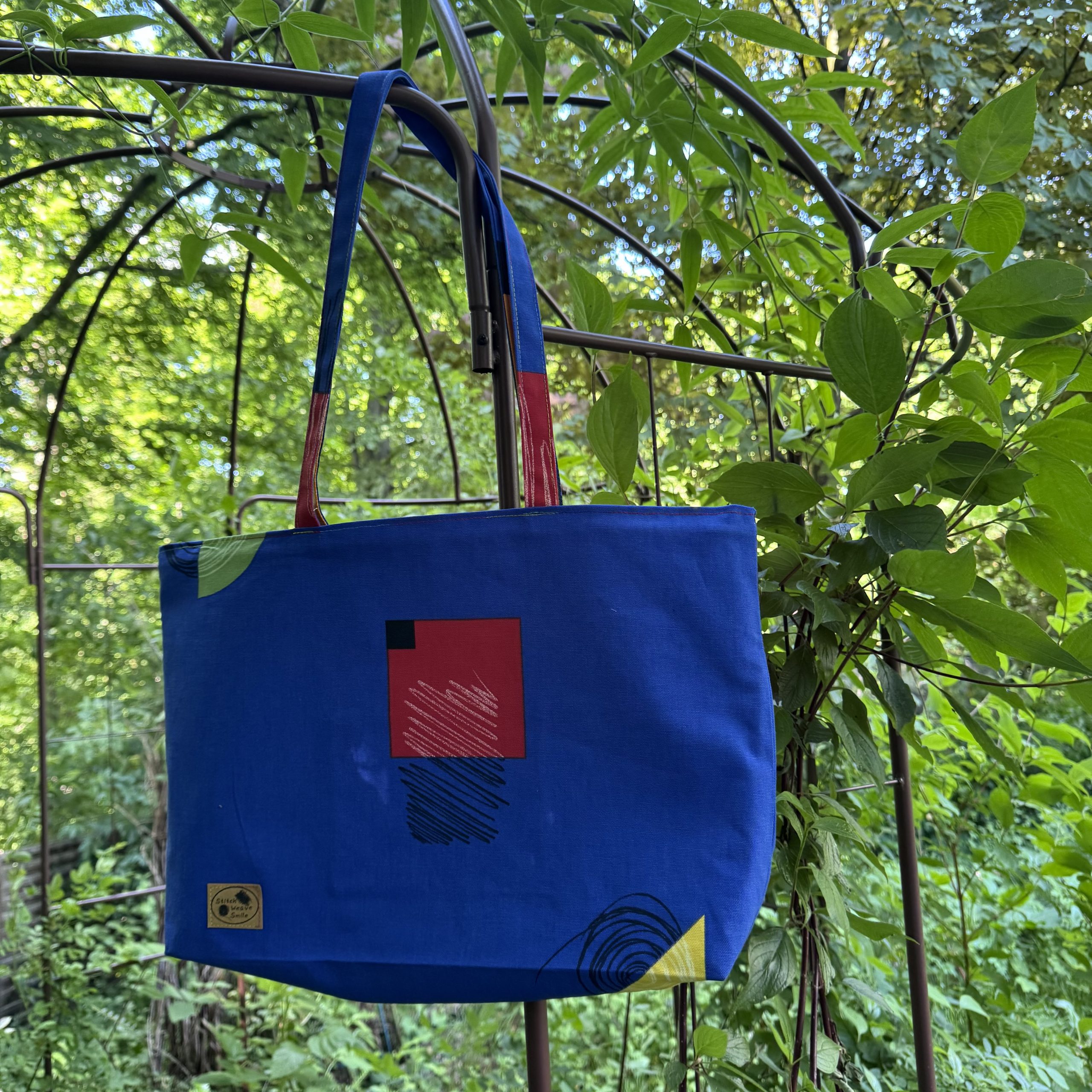 Wende-Umhängetasche aus Baumwoll-Canvas, Baumwollstoff, blaues grafisches Muster, Futter beige, Henkel im Stoffmuster