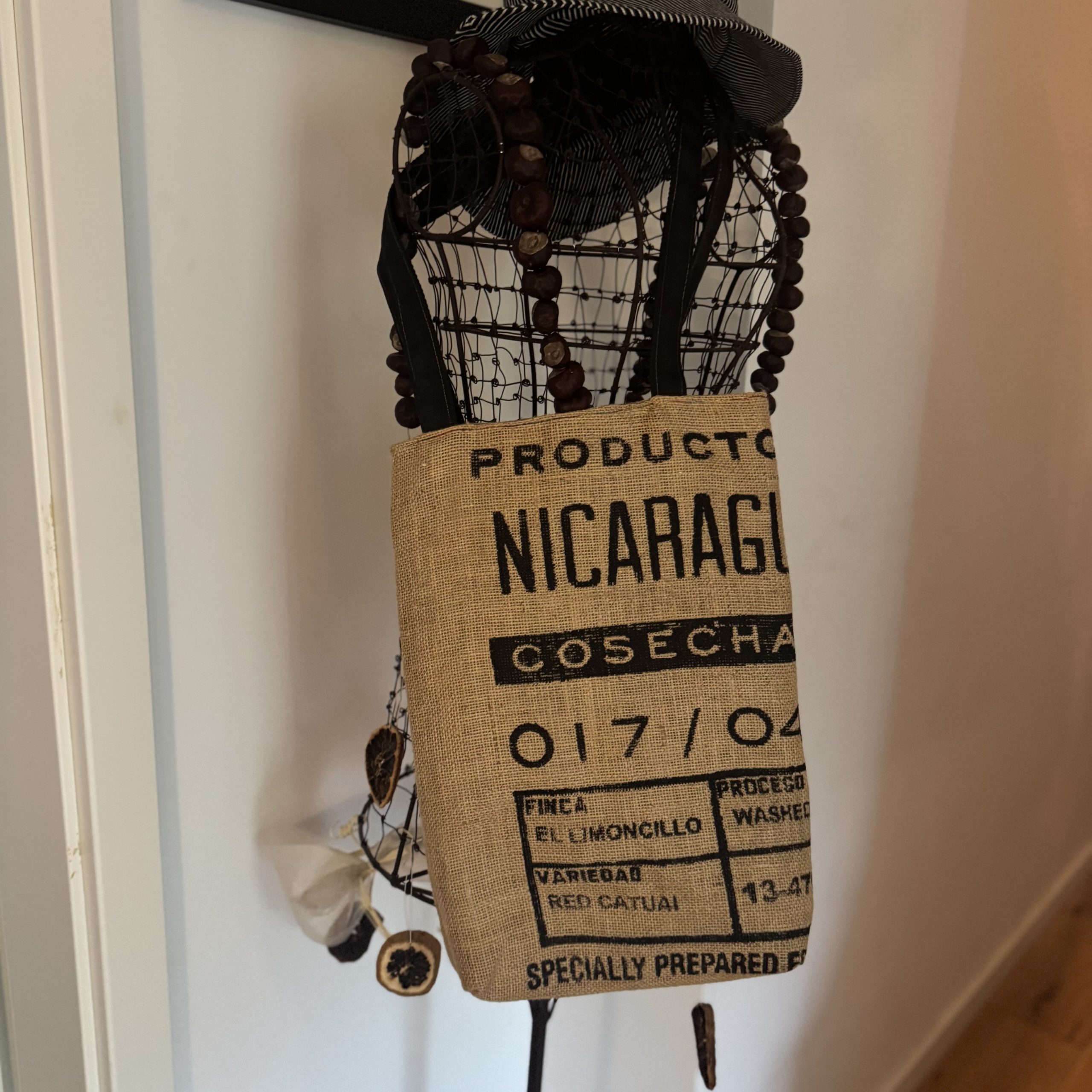 Handgefertigte Wende-Umhängetasche aus echtem Kaffeesack, Innenfutter Leinen (grün), Henkel schwarz, leicht verstärkt, mit kleiner Innentasche. Maße (LxBxH) ca.40x24x6cm._013 @StitchWeaveSmile