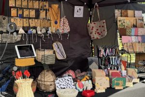Stand StitchWeaveSmile Kreativmarkt Cafe Mandel 1 @StitchWeaveSmile Verkaufsstand im Pavillon mit handgemachtem Schmuck, Körben, Taschen, Büchern, Karten