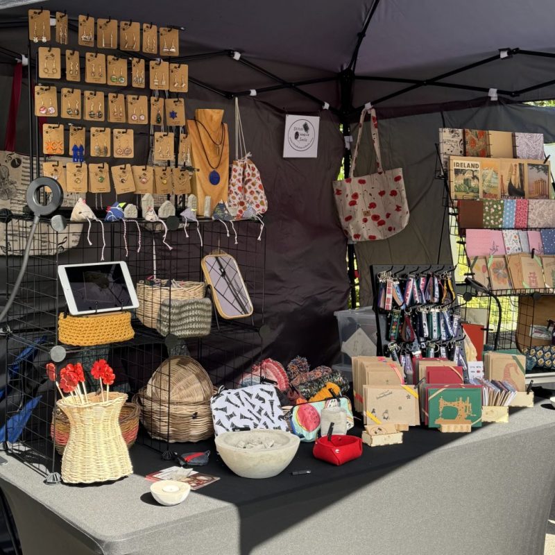 Verkaufsstand im Pavillon mit handgemachtem Schmuck, Körben, Taschen, Büchern, Karten